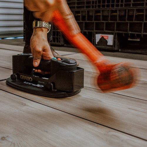 GRABO Impact Plate beim Ausrichten von Platten mit Gummihammer